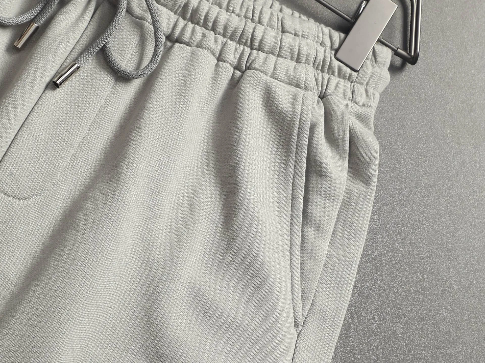 [Higher version] Louis Vuitton/Louis Vuitton 2026SS New Arrival terry shorts, customized fabric using wafer cloth weaving, advanced hand-cut patchwork embroidery technology, tight and three-dimensional version, customized trouser cord hardware with strong texture, smooth, comfortable and Breathable upper body, concave and convex three-dimensional sense, fashionable and casual wear Color: Black White Avocado Color Sizes: S M L XL